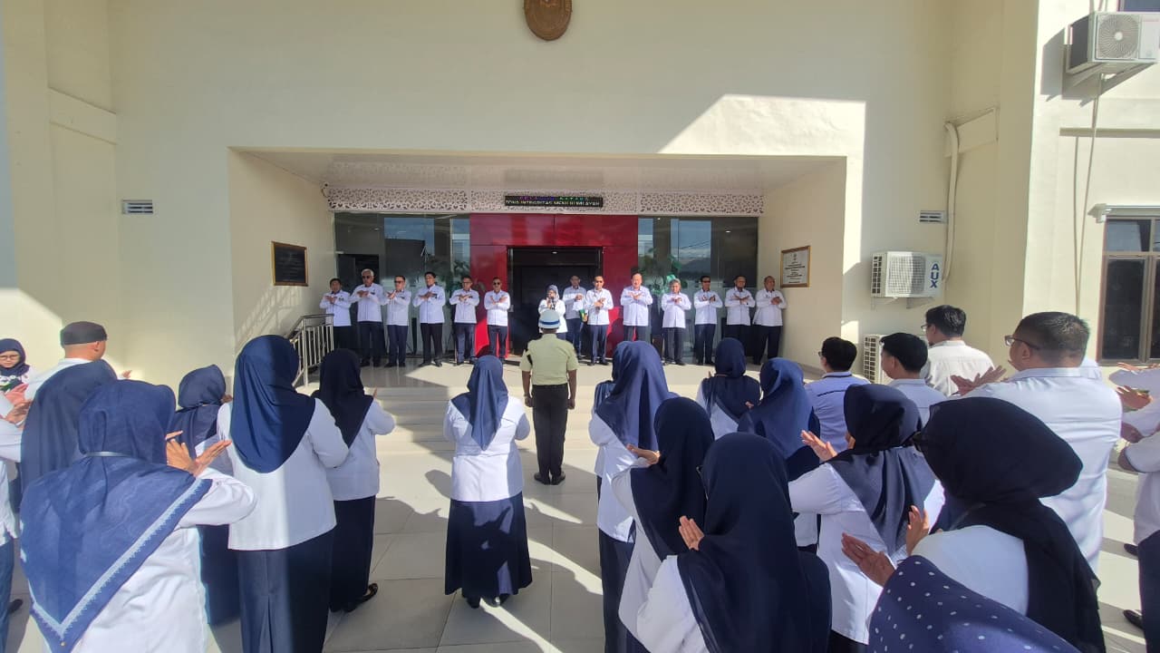 Ketua PTA Gorontalo Pimpin Apel Pagi dan Berikan Pembinaan Perdana kepada Aparatur 