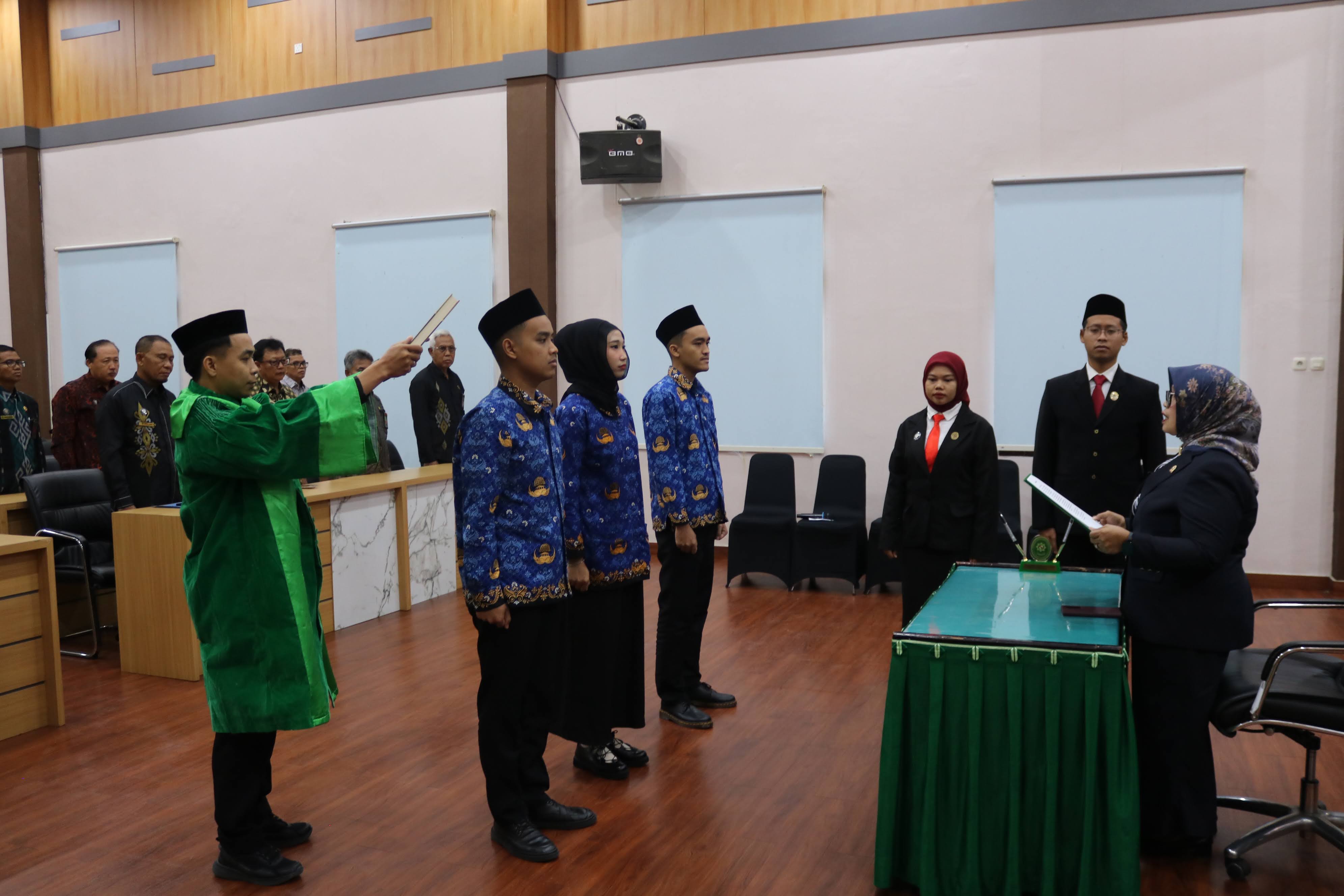 Ketua PTA Gorontalo Lantik dan Ambil Sumpah Jabatan Tiga Pegawai Negeri Sipil Pengadilan Tinggi Agama Gorontalo