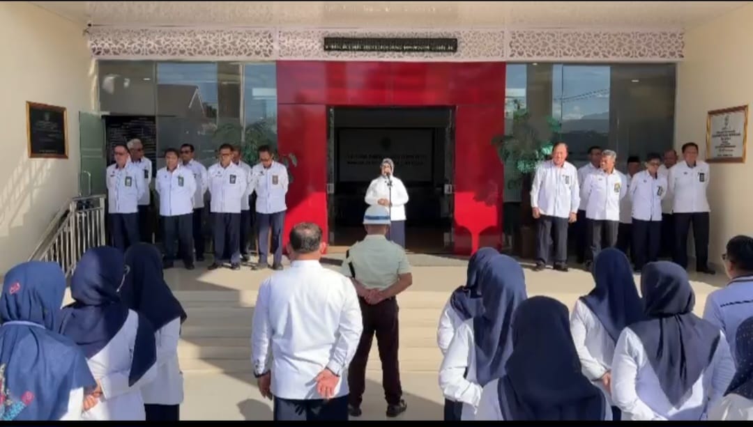 Ketua PTA Gorontalo Pimpin Apel Pagi, Tekankan Integritas dan Perkenalkan Dua Inovasi Digital Menuju WBBM. 