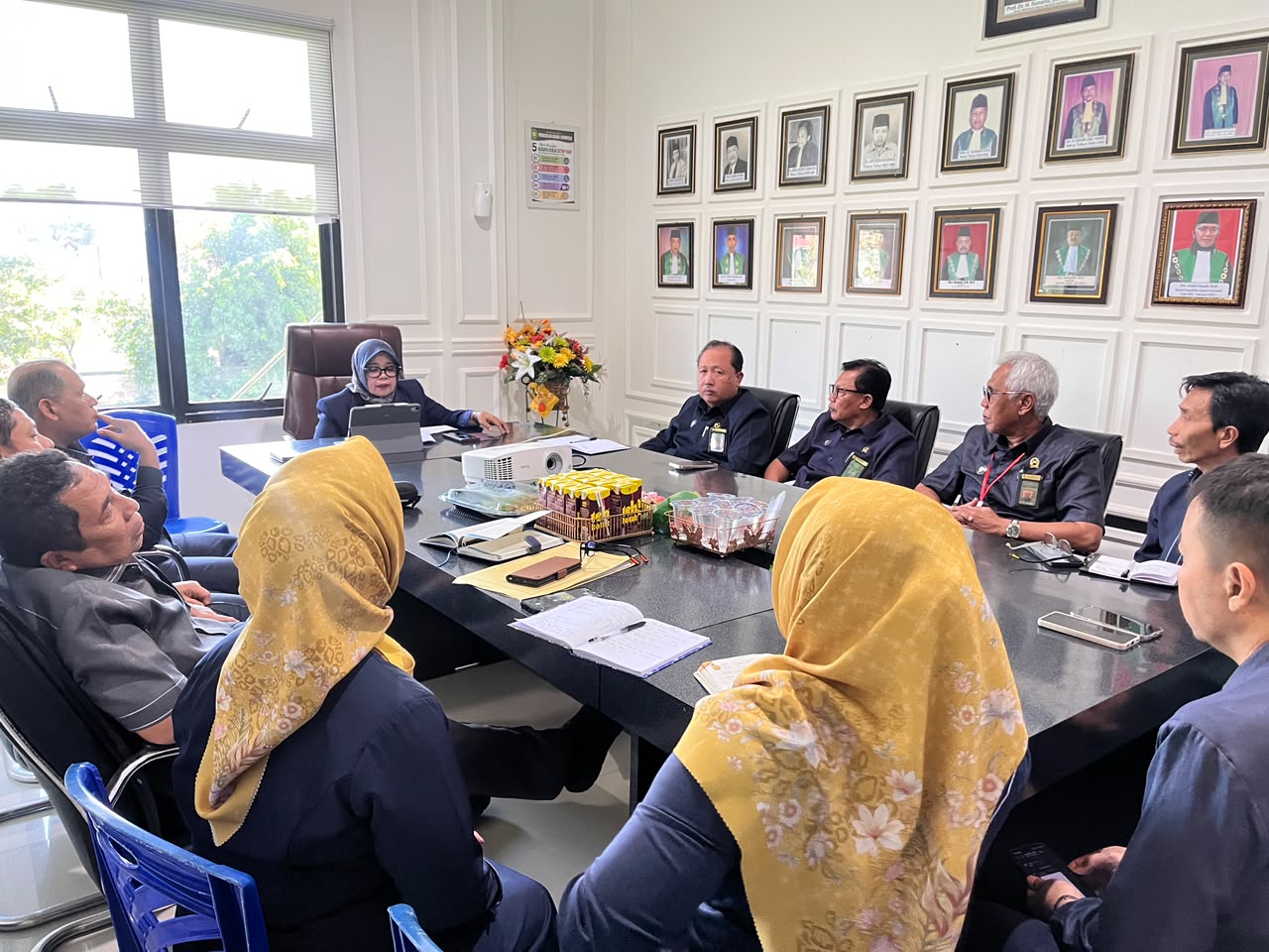 Ketua PTA Gorontalo Tinjau Pelaksanaan Tugas dan Layanan Melalui Monitoring dan Evaluasi di PA Gorontalo 