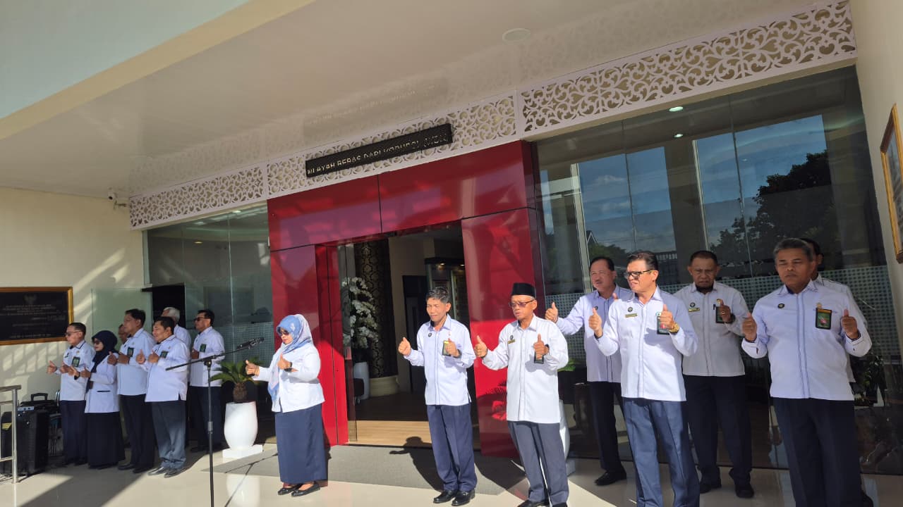 Ketua Pengadilan Tinggi Agama Gorontalo Pimpin Apel Pagi dan Berikan Pembinaan Kepada Seluruh Aparatur